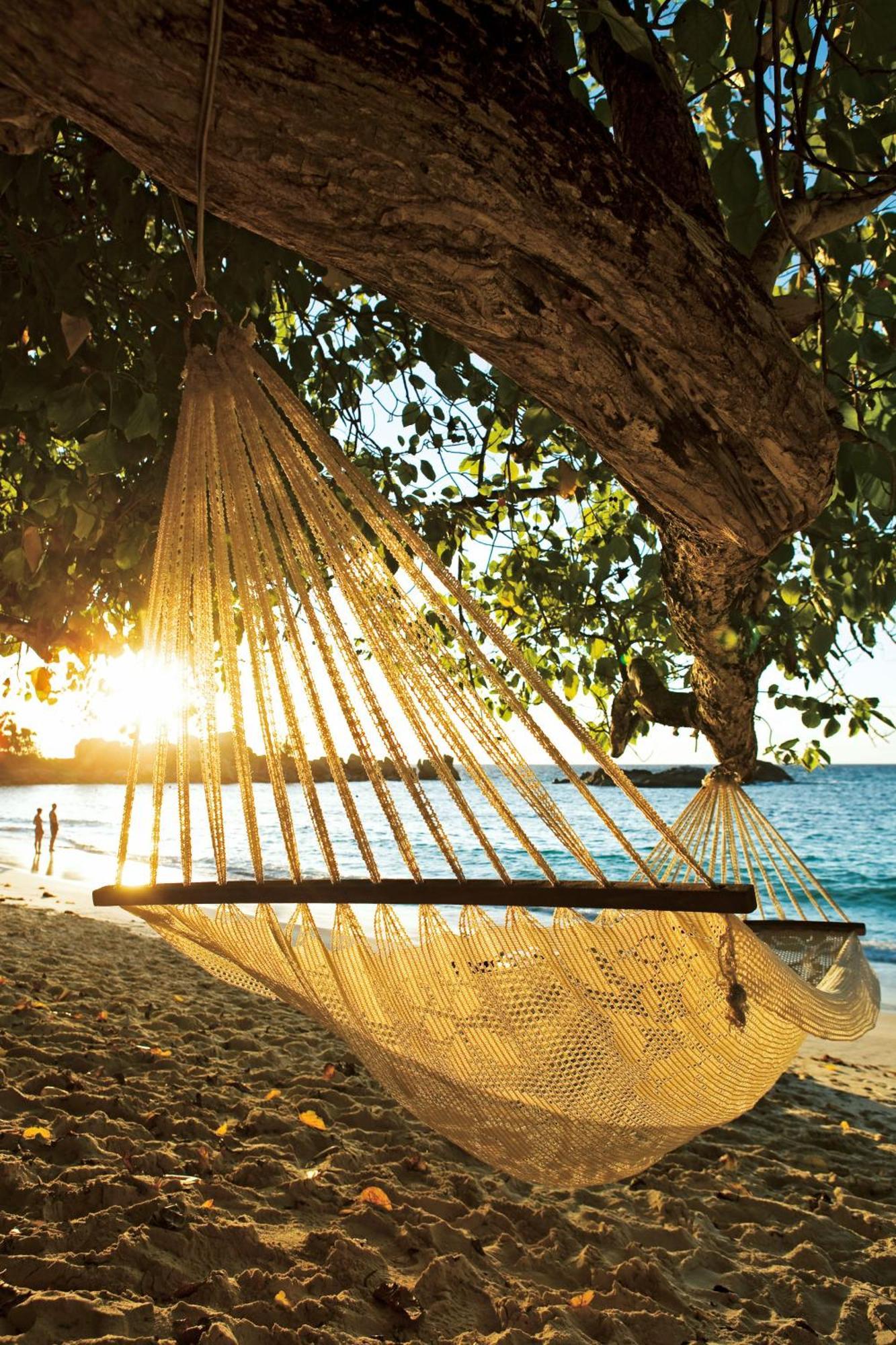 Constance Lemuria Гранд Анс Екстериор снимка Hammock on a beach