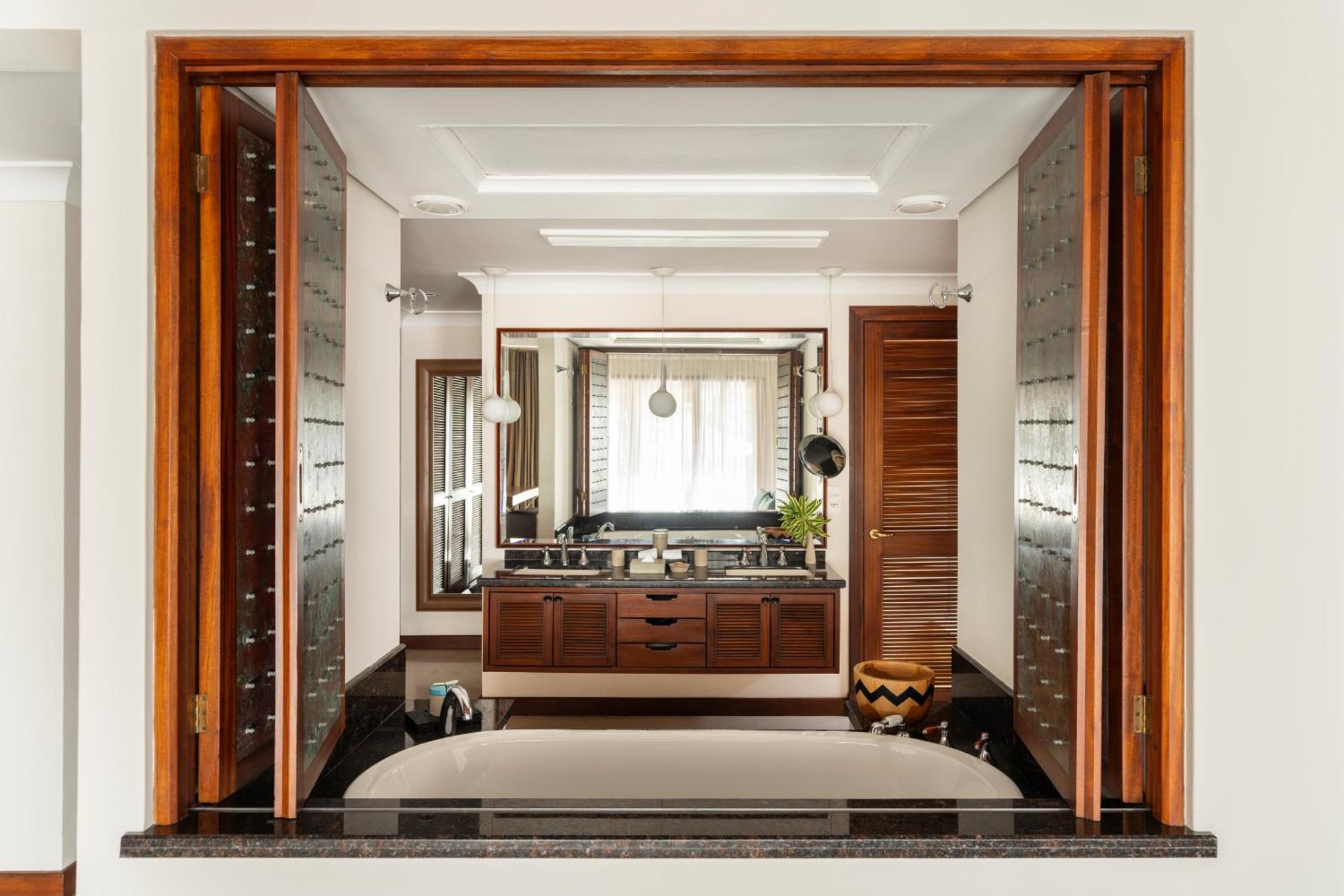 Constance Lemuria Гранд Анс Екстериор снимка A bathroom in a private home