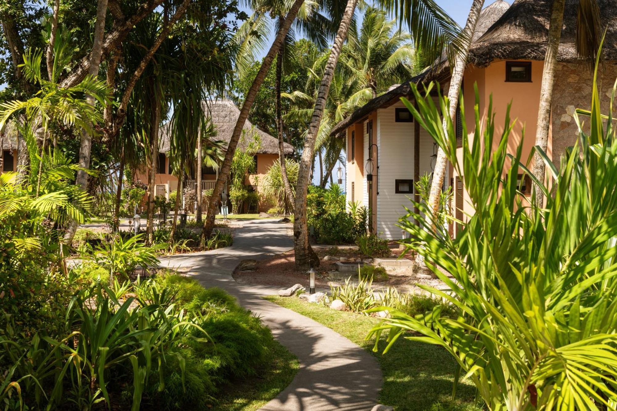 Constance Lemuria Гранд Анс Екстериор снимка The resort's bungalows