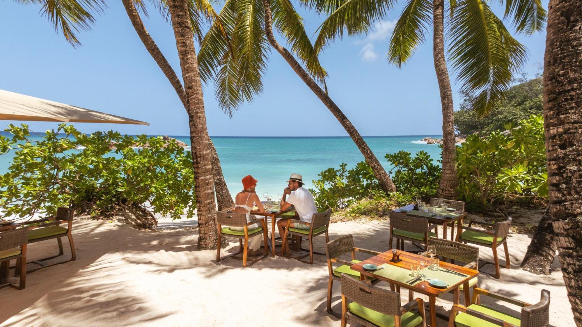 Constance Lemuria Гранд Анс Екстериор снимка Beachfront dining at Sandals Halcyon Cove