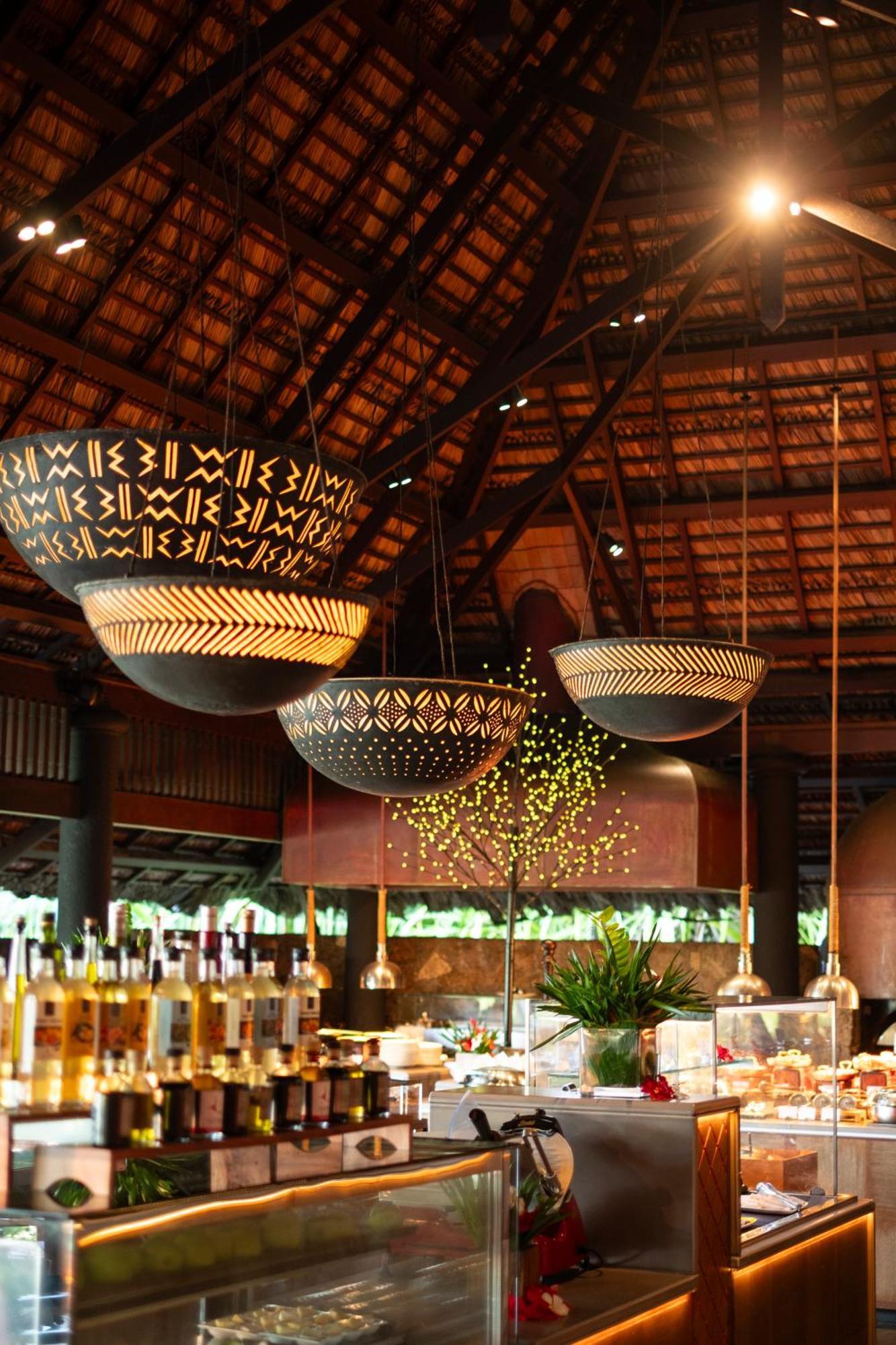 Constance Lemuria Гранд Анс Екстериор снимка The interior of the bar